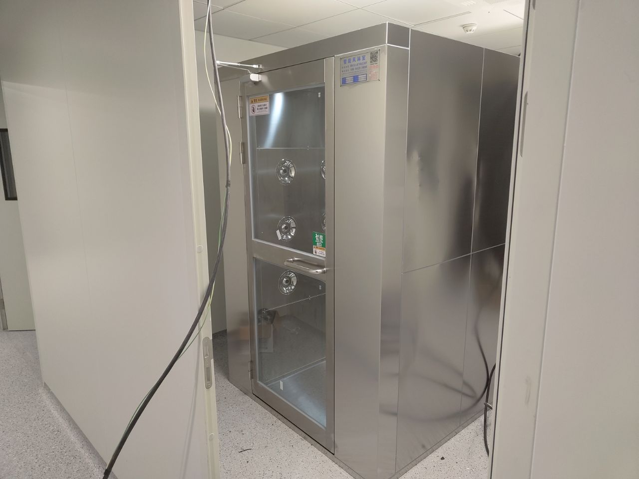 風(fēng)淋室設(shè)備為什么前后兩道門要設(shè)計(jì)成互鎖裝置？